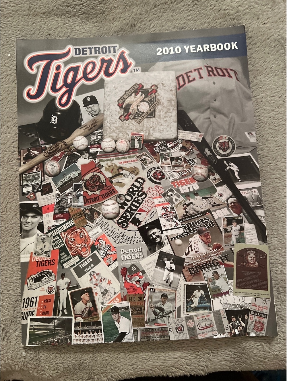 Detroit Tigers 2010 Yearbook Baseball Memorabilia